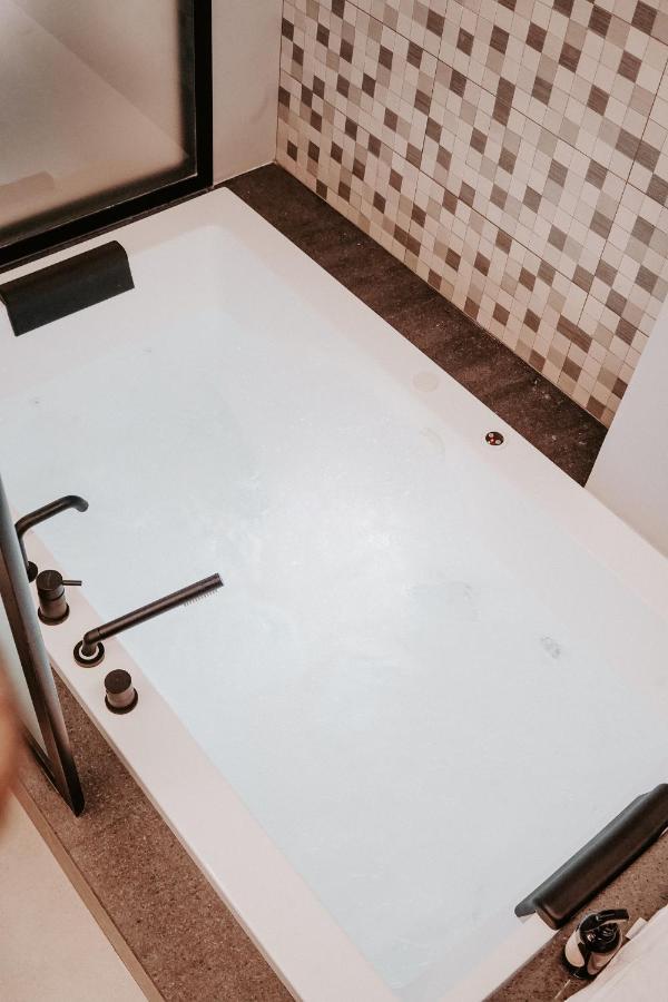 Dislocati Bnb - Jacuzzi Privata - Cucina - Tv60" - Minimal Luxury Marigliano Bagian luar foto