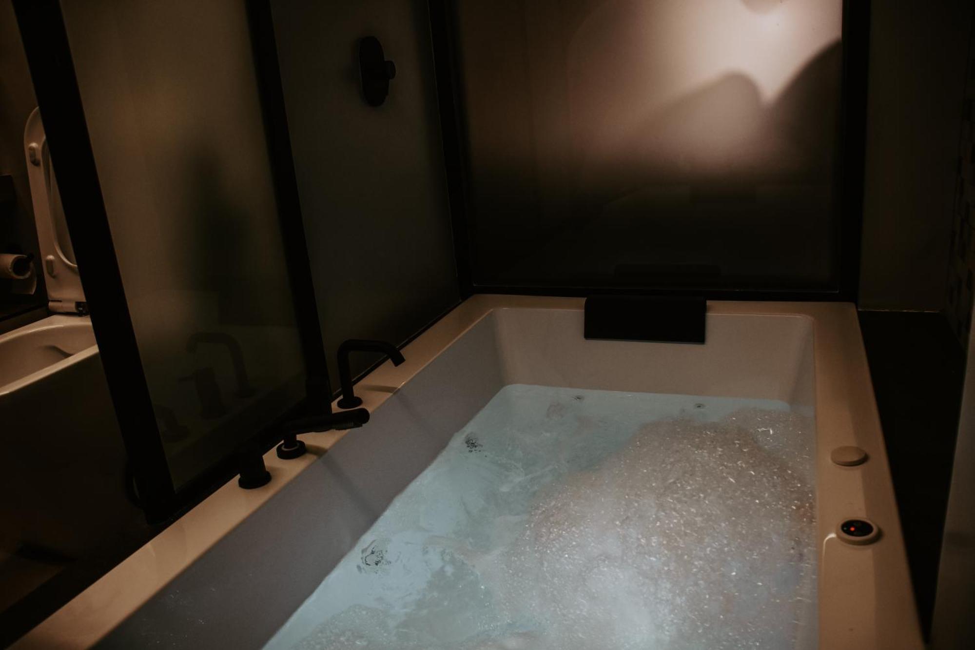 Dislocati Bnb - Jacuzzi Privata - Cucina - Tv60" - Minimal Luxury Marigliano Bagian luar foto