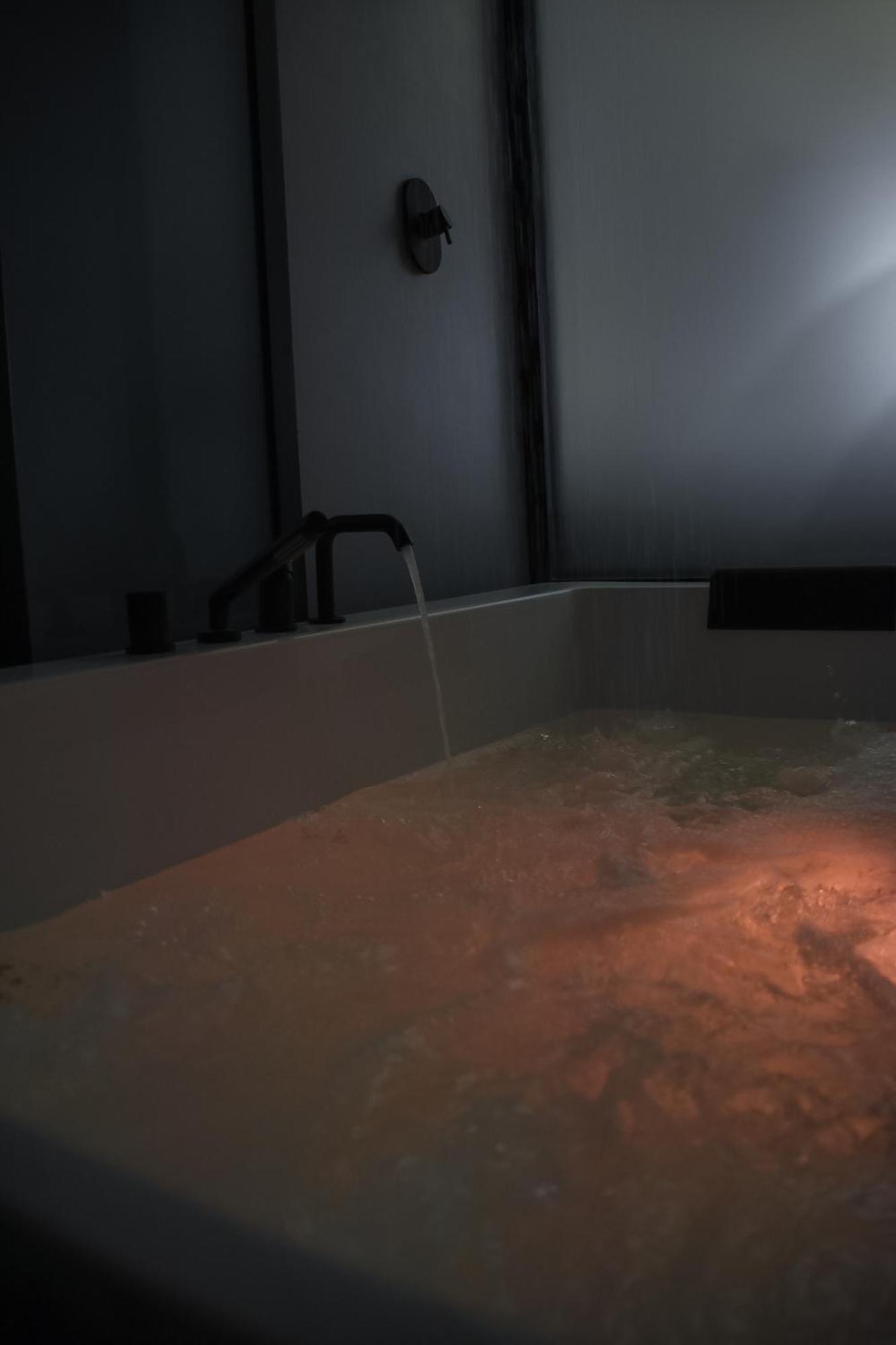 Dislocati Bnb - Jacuzzi Privata - Cucina - Tv60" - Minimal Luxury Marigliano Bagian luar foto